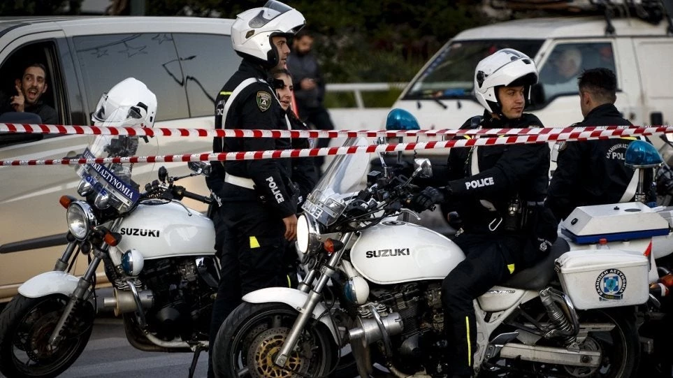 Ενοπλη ληστεία μέρα μεσημέρι στα φανάρια της Φιλαδέλφειας – Από συμμορία μηχανόβιων